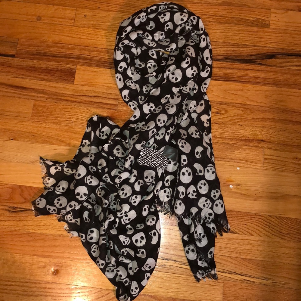 SKULL SCARF ONE SIZE EXCELLENT NEW CONDITION!